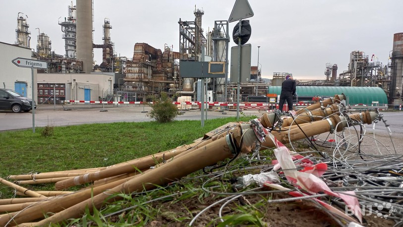 Un échafaudage en bambou a été mis en place par des militants du climat ce lundi près de la raffinerie de Cressier