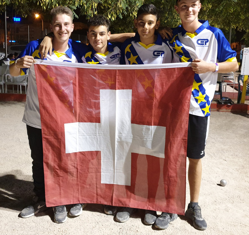 Adriano dos Santos Silva (à gauche) de Malleray a remporté l'or aux championnats d'Europe juniors de pétanque (photo : Swiss Pétanque).