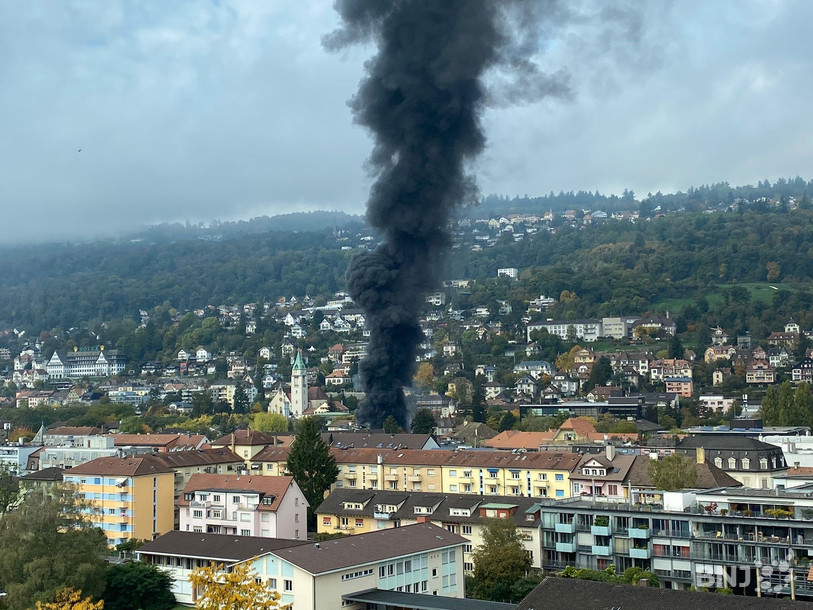 Une intense fumée noire surplombe le ciel biennois actuellement.