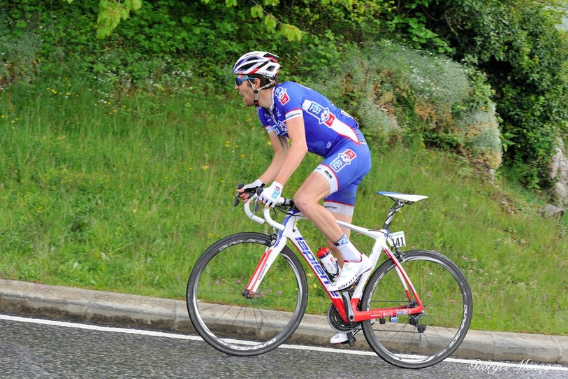 Thibaut Pinot a résisté au retour des favoris pour lever les bras en solitaire