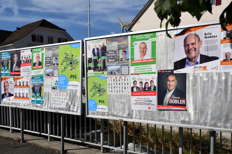 Une affiche montre les candidatures à la mairie et au Conseil communal à Haute-Sorne. (Photo : Georges Henz).
