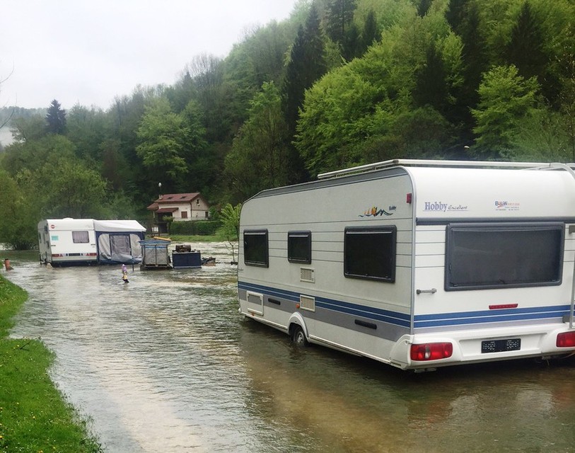 Des caravanes... les pieds dans l'eau à Goumois