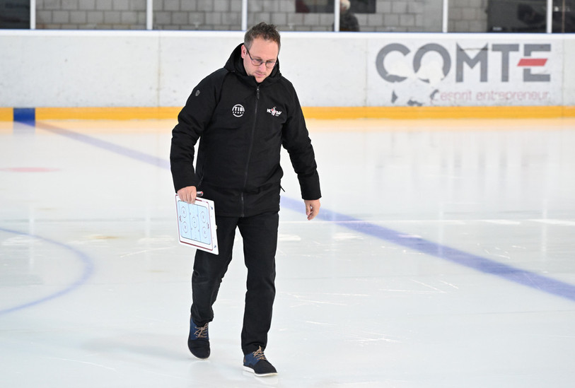 La saison aurait pu mieux commencer pour le HC Delémont-Vallée et son entraîneur Michael Chételat. (Photo : archives Georges Henz)