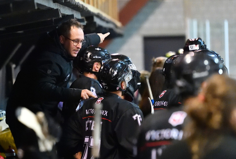 Michael Chételat et ses hommes du HC Delémont-Vallée n'ont plus le droit de perdre pour assurer leur maintien sans passer par les play-out (photo : archives/Georges Henz).