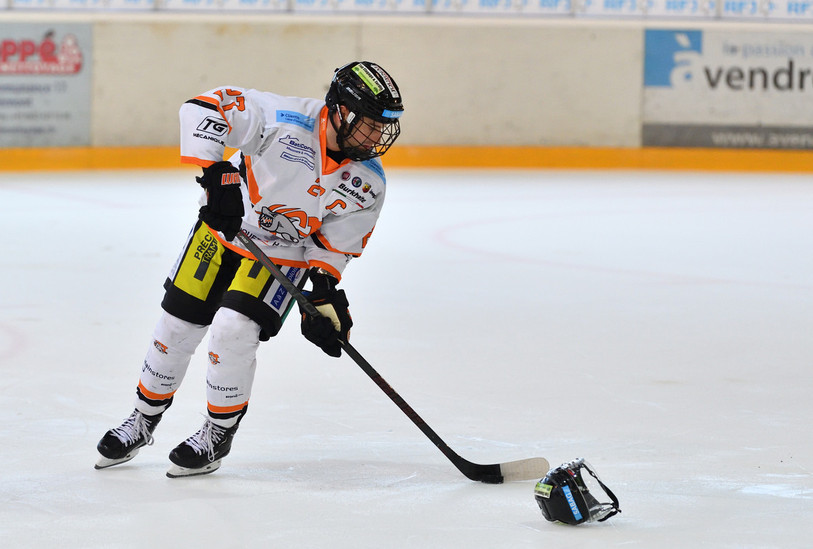 Le capitaine Kevin Salvisberg et ses coéquipiers du HC Tramelan ont vécu une entrée en matière bien difficile (photo : archives/Georges Henz).