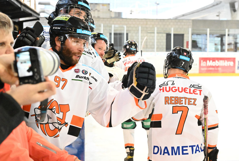 Premier buteur de la soirée, Matthias Von Dach (97) félicite ses coéquipiers du HC Tramelan (photo : archives/Georges Henz).