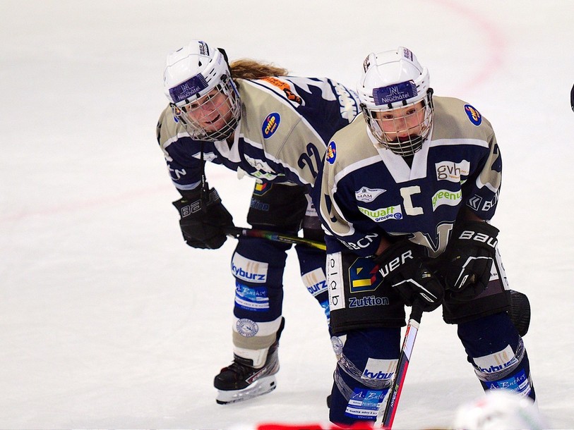 La capitaine Inès Berset et ses coéquipières de la Neuchâtel Hockey Academy ont retrouvé les joies du succès. (photo : Pierre Boldt).