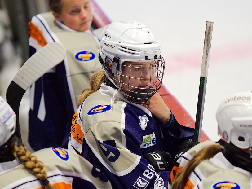 Mathilde Brauen fait partie des joueuses de la Neuchâtel Hockey Academy qui accueilleront les débutants dimanche sur la glace. (photo : Pierre Boldt).