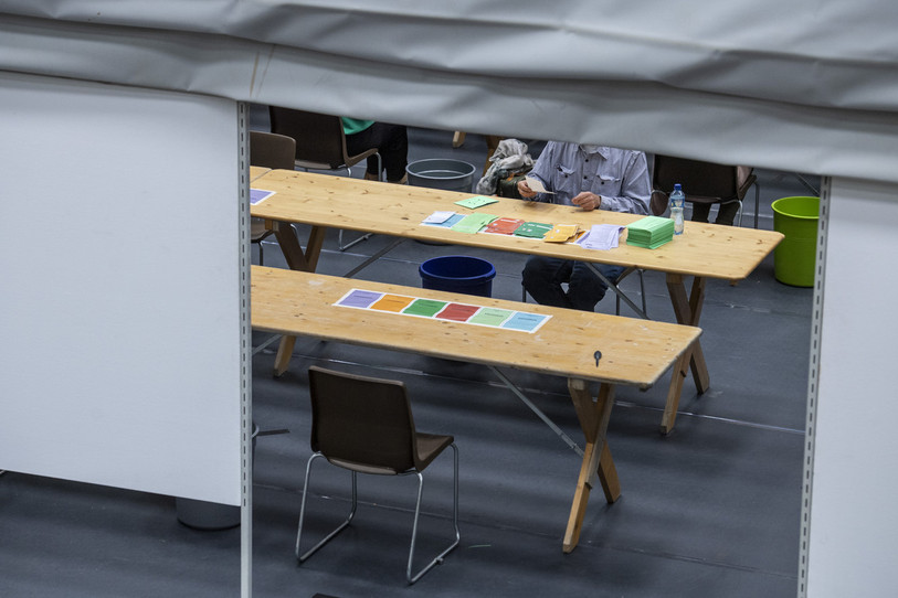 La section ajoulote de l’UDC Jura s’est interrogée mardi dans un
communiqué sur l’opportunité de revenir au vote présentiel, unique
système susceptible d’éviter toute tricherie, selon elle. (photo : KEYSTONE/Urs Flueeler)