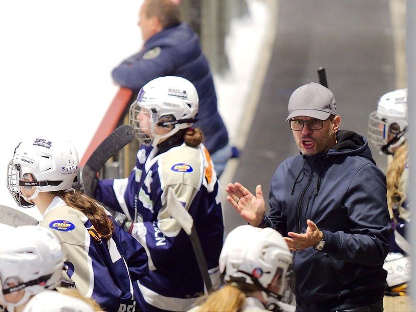 Yan Gigon sur le banc de la Neuchâtel Hockey Academy (photo : Pierre Boldt).