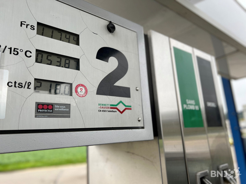 Le prix nettement plus élevé en Suisse ne décourage pas de nombreux ressortissants français qui peinent à trouver du carburant chez eux.