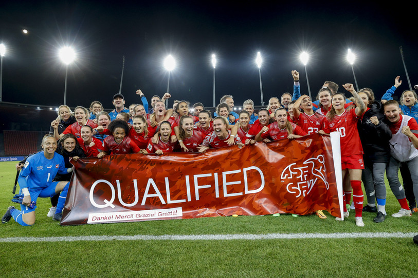 L'équipe de Suisse célèbre sa qualification pour la phase finale de la Coupe du monde 2023 féminine de football. (photo : EPA/CHRISTIAN MERZ)