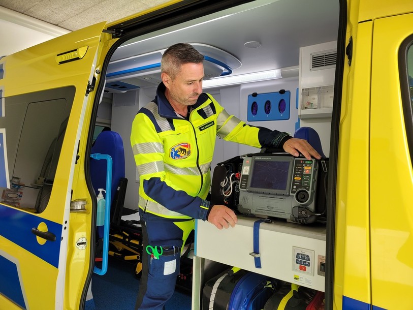 Yann Guerne doit contrôler l'état des appareils et des produits disponibles dans l'ambulance à chaque début de service.