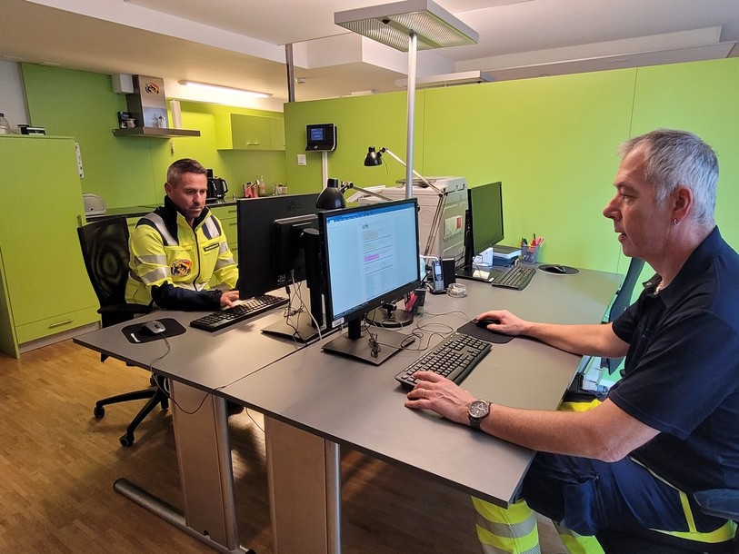 Durant leur service, l'ambulancier Yann Guerne et le technicien ambulancier Franco De Cicco (de gauche à droite) doivent s'atteler à différentes tâches, notamment administratives.