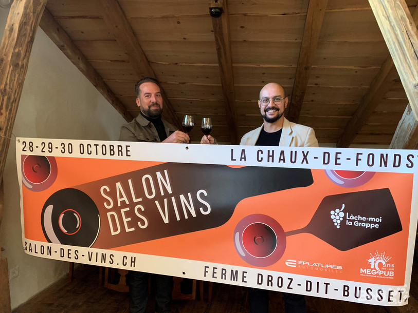 Damien Rothen et Tiago Neves, deux des douze membres de l'association « Lâche-moi la grappe » qui organise le salon des vins à La Chaux-de-Fonds.