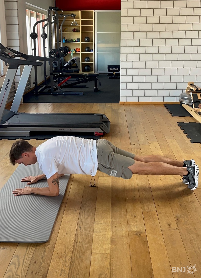 La posture pour l'exercice de la planche