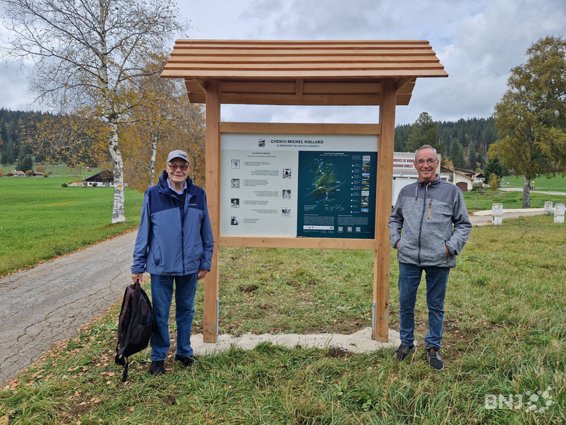 Un des panneaux d'explications dé Chemin Michel Hollard, au départ de La Brévine. Ici entouré de Jean-Louis Hadorn, baliseur de Neuchâtel Rando (à gauche) et Jean-Maurice Gasser, de la Commission du tourisme de La Brévine.