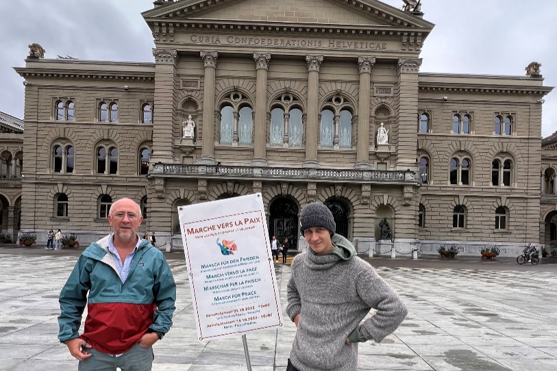 Emmanuel de Fallois (à droite) et son fils Vivio sont arrivés vendredi matin sur la place Fédérale à Berne (Photo : Emmanuel de Fallois).