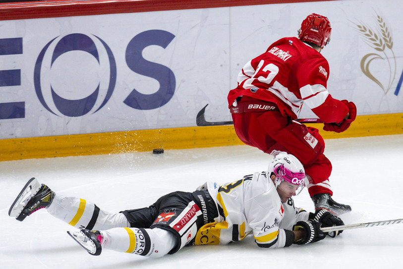 Le HC Ajoie a bien tenté de s’accrocher, mais à l’image de T.J. Brennan, ici au sol, il est tombé sur plus solide que lui vendredi à Lausanne. (photo : KEYSTONE/MARTIAL TREZZINI)