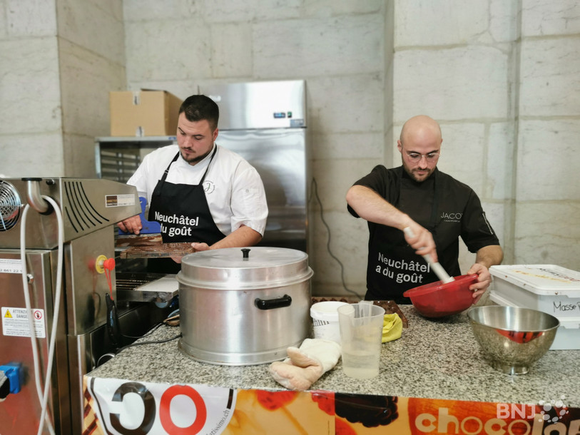 Jordann Mesko (à gauche) et Jules Waridel (à droite) sont pâtissiers-confiseurs et espèrent inspirer les jeunes lors de leurs démonstrations à la 9e édition de Chocolatissimo.
