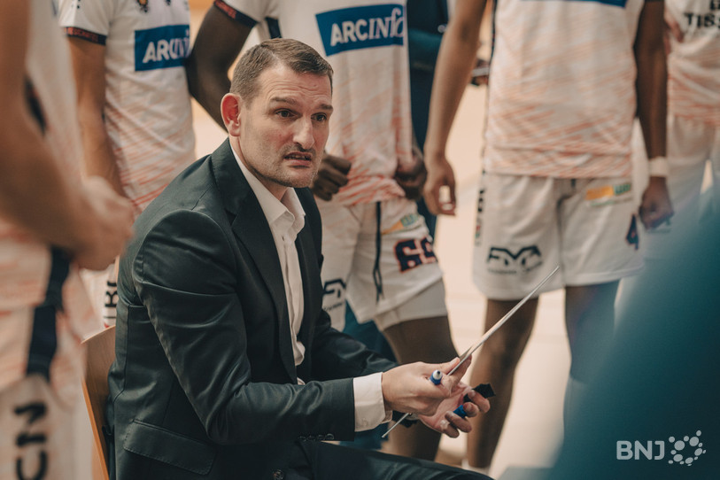 L'entraîneur d'Union Neuchâtel, Mitar Trivunovic, et ses joueurs ,n'ont pas réussi à prendre leur revanche. (photo : Albin Tissier)