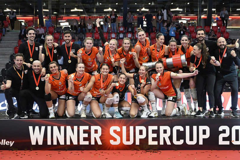 Le NUC a glané son premier trophée de la saison en remportant la Supercoupe face à Voléro Zurich. (Photo: KEYSTONE/MARCEL BIERI)