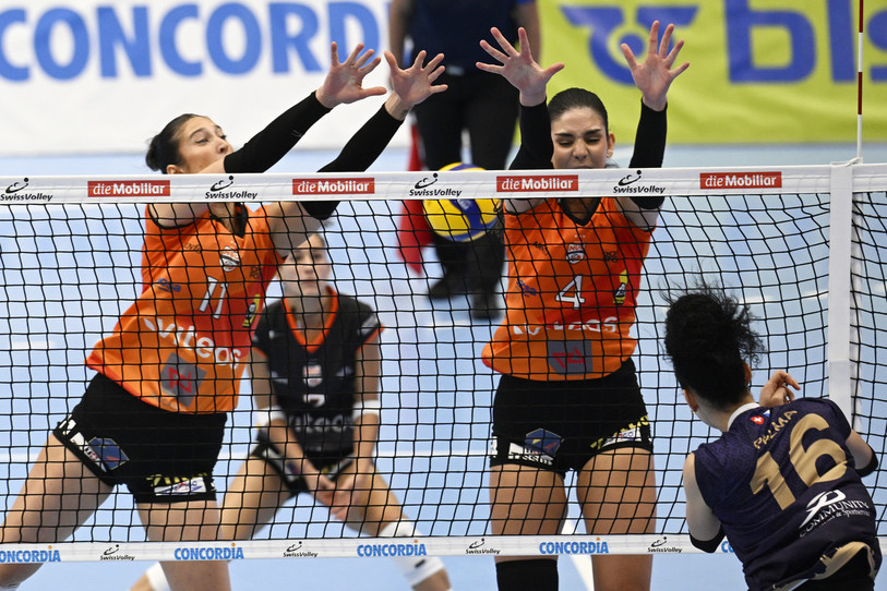 Jasmine Gross et Maddie Haynes au bloc. (photo archives: KEYSTONE/MARCEL BIERI)