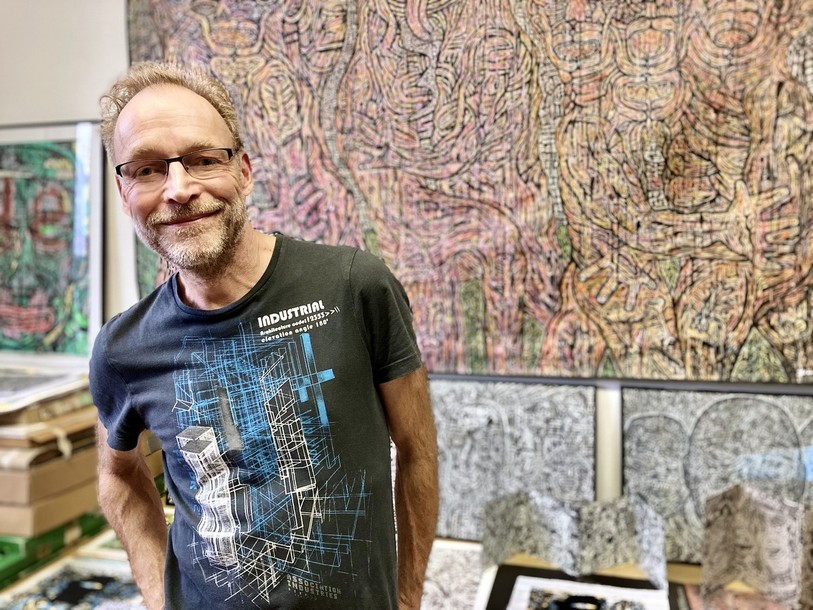 Yves Hänggi, artiste illustrateur à Porrentruy, nous fait découvrir son nouvel atelier