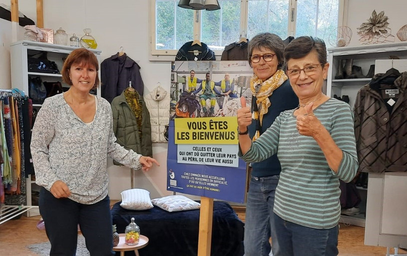 Emmaüs Jura a posé des affiches un peu partout dans son magasin de Boncourt. (Photo : Vincent Chapuis).
