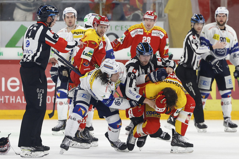 Mike Künzle et Daniele Grassi en sont venus aux mains dimanche à la Tissot Arena. (Photo : KEYSTONE/Peter Klaunzer).