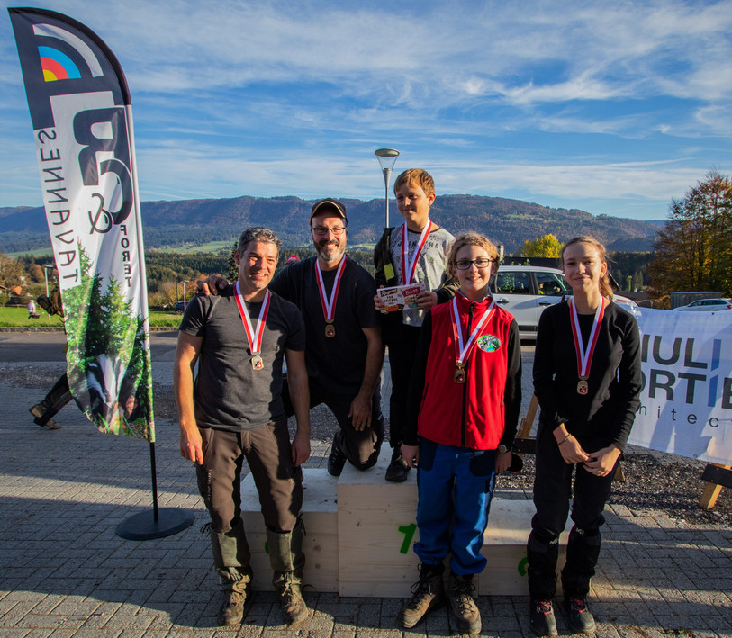 Les médaillés d’Arc & Forêt de gauche à droite : Cédric Clémence, Florian Juillerat, Romain Hofer, Peter Signoretti et Fanny Wuillemin (manque sur la photo Lise Clémence).