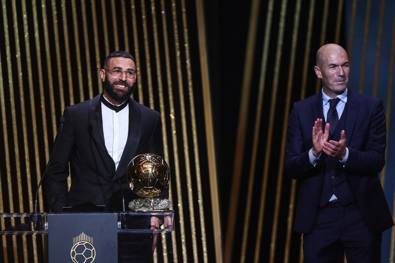 Karim Benzema a reçu le trophée des mains de Zinédine Zidane, son ancien entraîneur et son modèle. (Photo : EPA/Mohammed Badra)