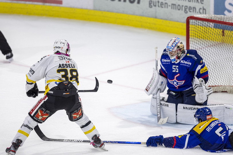 A force de buter sur le portier Juha Metsola, le HC Ajoie de Guillaume Asselin a fini par se faire punir mardi soir à Kloten (photo : KEYSTONE/Patrick B. Kraemer).