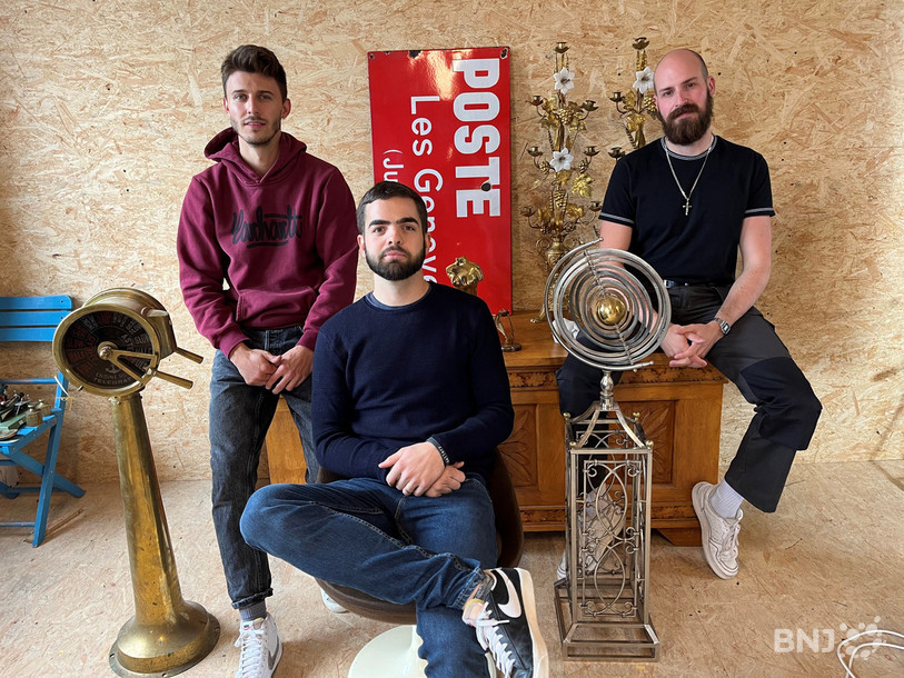 Baptiste Prétot (au centre) pose avec ses collègues et quelques uns des objets récoltés. 