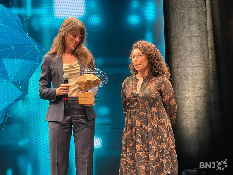 La PDG de Matis Marie Didier et la responsable clients Triana Temer lors de la remise du Prix BCN Innovation 2022.