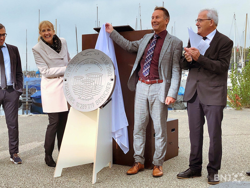 La plaque de Neuchâtel, inaugurée par la conseillère communale Nicole Baur, le conseiller d'Etat Alain Ribaux et le président de Jura & Trois-Lacs Hans Stöckli.