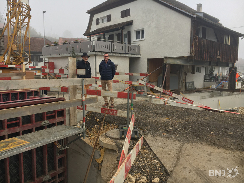 Gabriel Chappuis, maire de Develier (à gauche) , et Sébastien Durieux, chef de projet, pose sur le nouveau pont réalisé pour lutter contre les crues.