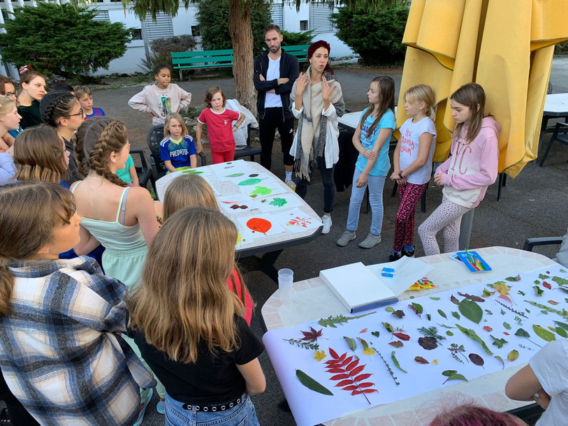 Une monitrice donne quelques instructions aux jeunes participants du camp. (Source : Coopération Jeune Public)