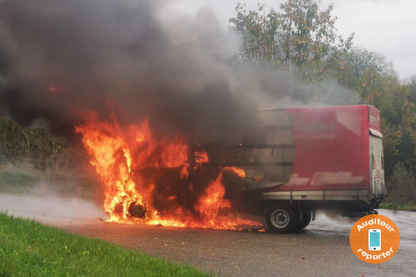 Le véhicule de livraison a été complètement détruit par les flammes vendredi.