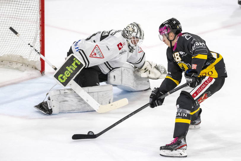 Guillaume Asselin se joue de Mikko Koskinen pour marquer son pénalty et le 3-1 (photo : KEYSTONE/Georgios Kefalas).