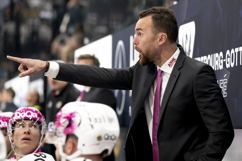 L'entraîneur du HC Ajoie Filip Pesan a pris tous les risques en fin de match mais a tout de même dû s'avouer vaincu à Fribourg (photo : KEYSTONE/Anthony Anex).