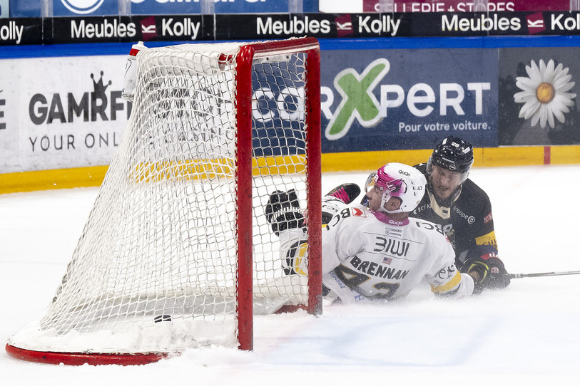 À l’image du 5-2 de Christoph Bertschy, Ajoie a encaissé les deux derniers buts fribourgeois dans la cage vide (photo : KEYSTONE/Anthony Anex).