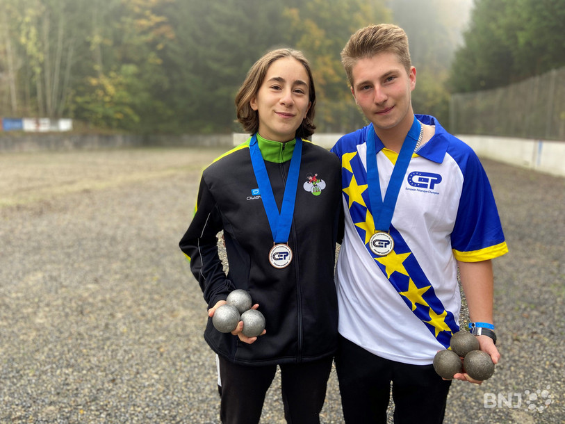 Laura et Adriano dos Santos Silva ont respectivement remporté une médaille de bronze en tir de précision et une médaille d'or en triplette lors du dernier Championnat d'Europe juniors de pétanque.
