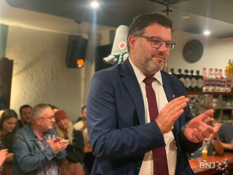 Damien Chappuis fête sa victoire dans son stamm de la vieille ville de Delémont.