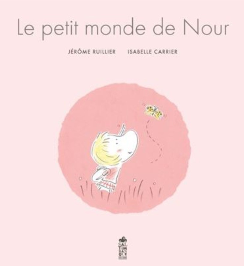 Comme presque tous les enfants, Nour va à l’école. Elle aime sauter dans des flaques, danse et rit sans cesse. Mais les autres disent qu’elle est un peu bizarre. A force de les écouter, elle sent naître au fond d’elle une petite tristesse…