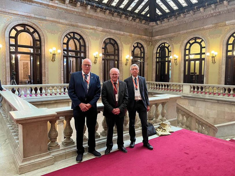 Vincent Wermeille, Pierre-André Comte et Philippe Bassin au Parlement de Catalogne. (Photo : Canton du Jura).