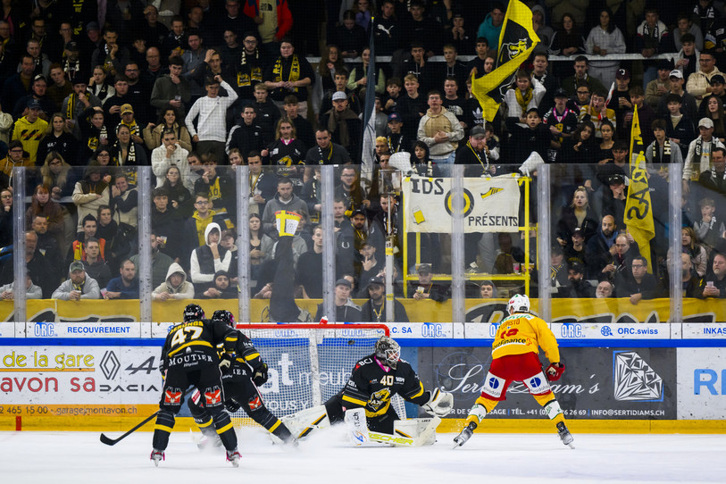 Le HC Ajoie cède face à Sami Lepistö. C'est le début d'une triple séquence de visionnage de la vidéo (photo : KEYSTONE/Jean-Christophe Bott).