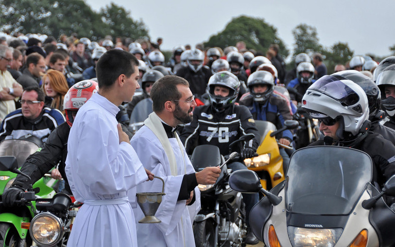 motards bénis par deux prêtres