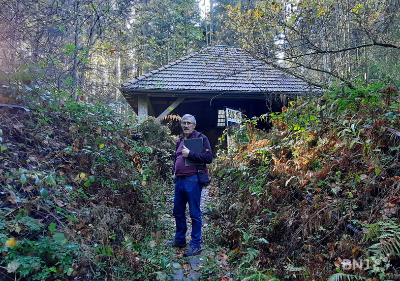 Nicolas Gogniat devant le site qui abrite le bas fourneau. Il est entouré de monticules qui contiennent des restes de matière.