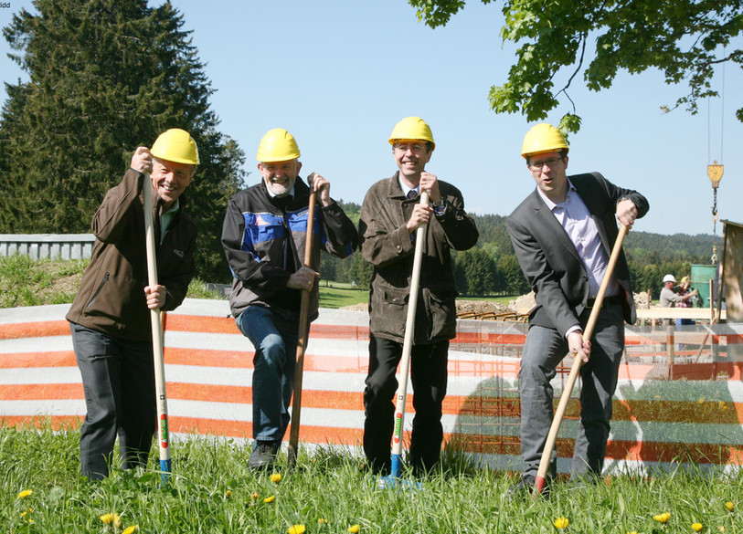 De gauche à droite: Michel Walthert (président du Parc régional Chasseral); Michel Voutat (président du conseil d’administration de Bugnenets-Savagnières SA) ; Claude-Henri Schaller (conseiller communal de Val-de-Ruz) ; Patrick Tanner (maire de Saint-Imier et président du Conseil de fondation de la Maison Chasseral – Les Savagnières).